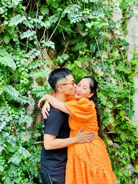 Phan Hiển tình cảm bên bà xã. Ảnh FBNV Phan Hiển tình cảm bên bà xã. Ảnh FBNV