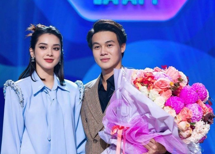 Clip 'team qua đường' quay lén Quỳnh Lương và thiếu gia Tiến Phát tình tứ ở quán cà phê - Ảnh 2 Clip 'team qua đường' quay lén Quỳnh Lương và thiếu gia Tiến Phát tình tứ ở quán cà phê - Ảnh 2