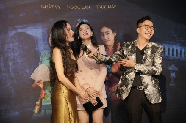 MC Hoàng Rapper háo hức giao lưu cùng với hai nữ diễn viên Nhật Vy và Trúc Mây.