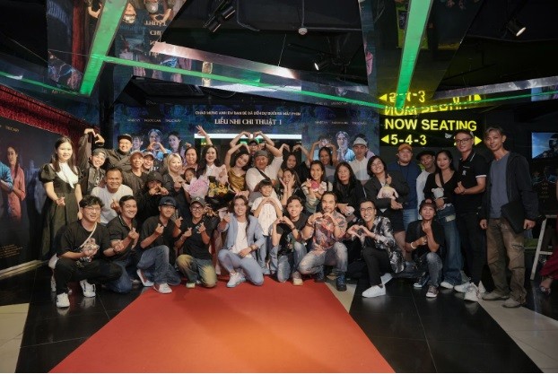 Đông đảo nghệ sĩ, nhà sản xuất, đạo diễn nổi tiếng trong giới làm phim đến chúc mừng nhà thiết kế Ngọc Lan.