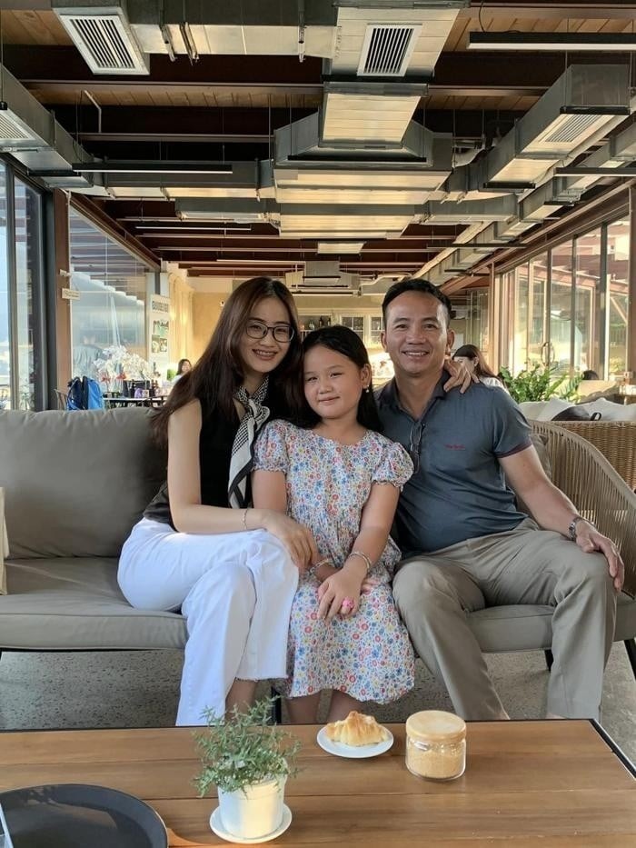 Hoa hậu Ý Nhi bên bố và em gái. Ảnh FBNV