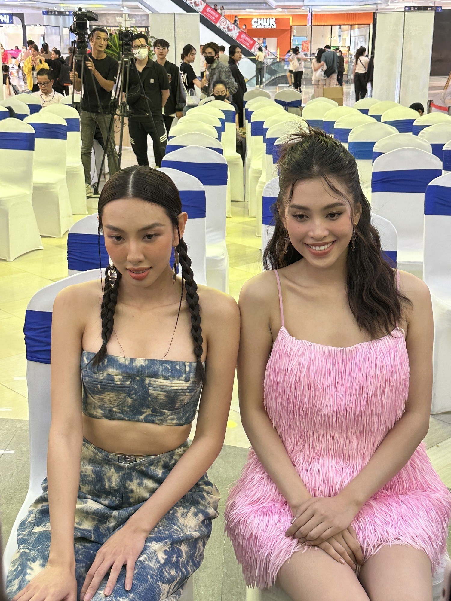 Ngoài đời, Hoa hậu Nguyễn Thúc Thùy Tiên và Hoa hậu Tiểu Vy thân thiết với nhau như chị em. Ảnh internet