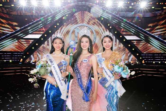 Top 3 Miss World Vietnam 2023: Hoa hậu Ý Nhi, Á hậu Đào Hiền và Á hậu Minh Kiên trong giây phút đăng quang. Ảnh internet Top 3 Miss World Vietnam 2023: Hoa hậu Ý Nhi, Á hậu Đào Hiền và Á hậu Minh Kiên trong giây phút đăng quang. Ảnh internet