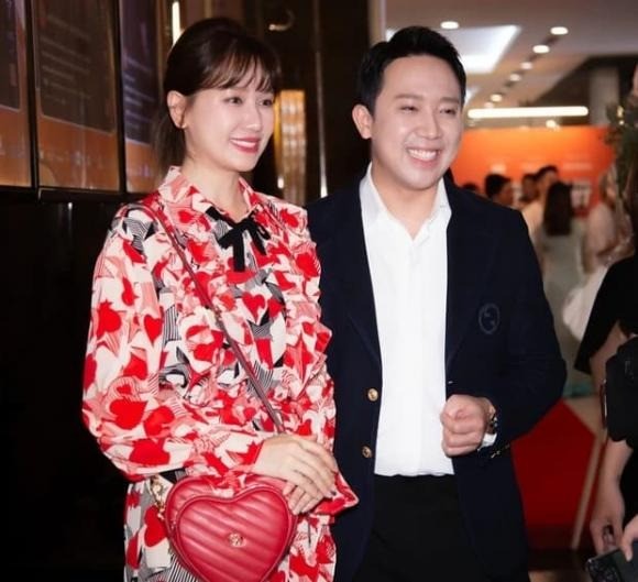 Trấn Thành và Hari Won không rời nhau nửa bước tại sự kiện. Ảnh internet Trấn Thành và Hari Won không rời nhau nửa bước tại sự kiện. Ảnh internet
