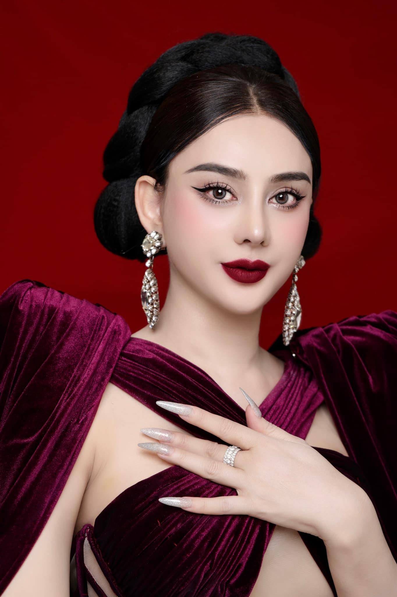 Nhan sắc ngày càng hoàn thiện của Lâm Khánh Chi sau khi sửa mũi. Ảnh FBNV