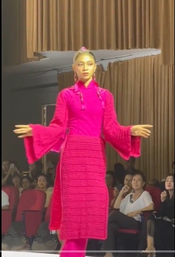 Minh Kiên tỏa sáng trên sân khấu, catwalk ngày càng tự tin - Ảnh 1 Minh Kiên tỏa sáng trên sân khấu, catwalk ngày càng tự tin - Ảnh 1