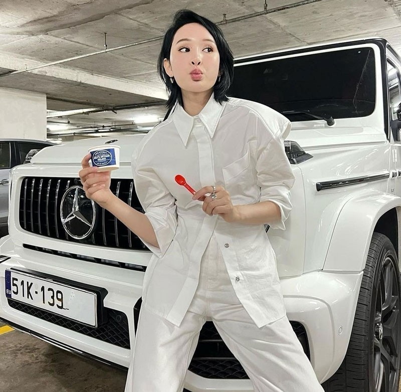 Hiền Hồ bên chiếc xế hộp ồn ào được cho là của một đại gia tặng. Ảnh FBNV Hiền Hồ bên chiếc xế hộp ồn ào được cho là của một đại gia tặng. Ảnh FBNV