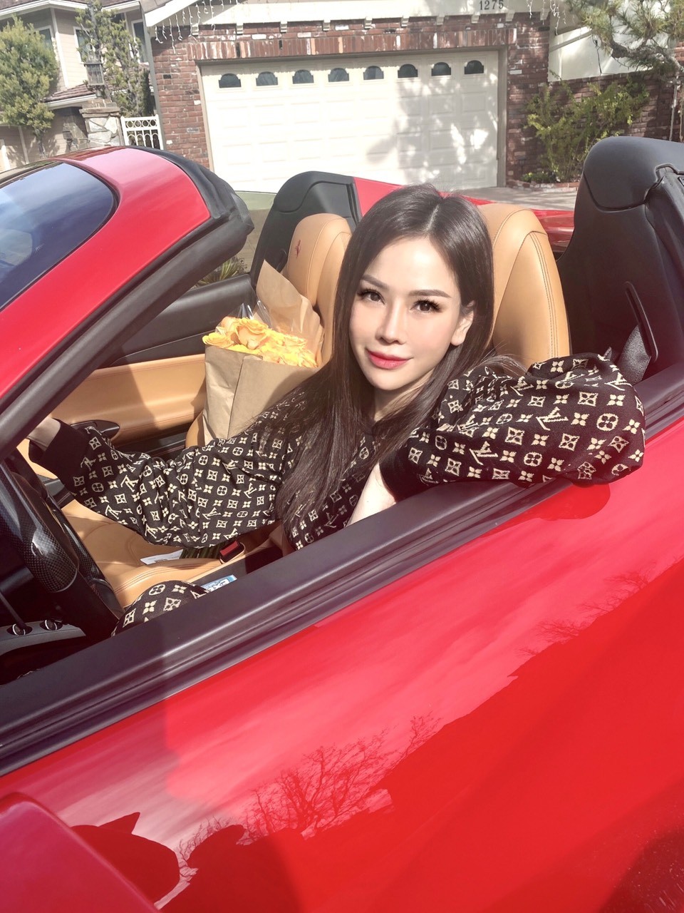 Con dâu tỷ phú Hoàng Kiều sở hữu bộ siêu xe cực chất. Ảnh FBNV Con dâu tỷ phú Hoàng Kiều sở hữu bộ siêu xe cực chất. Ảnh FBNV