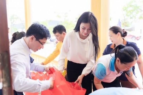 Á hậu Đào Hiền chăm chỉ đi từ thiện sau khi đăng quang. Ảnh IGNV Á hậu Đào Hiền chăm chỉ đi từ thiện sau khi đăng quang. Ảnh IGNV