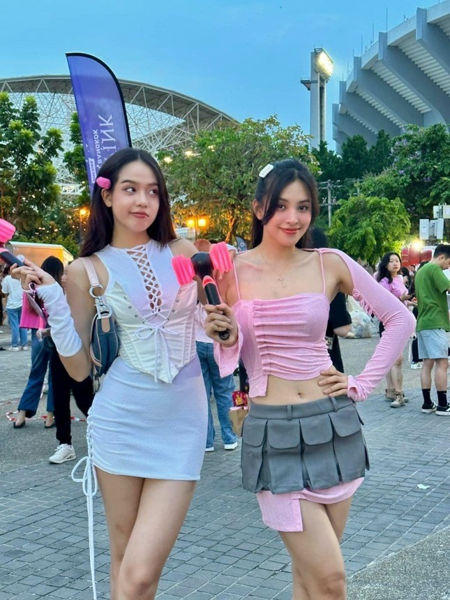 Hoa hậu Tiểu Vy và Thanh Thủy cùng đi xem Black Pink tại Thái Lan. Ảnh internet Hoa hậu Tiểu Vy và Thanh Thủy cùng đi xem Black Pink tại Thái Lan. Ảnh internet