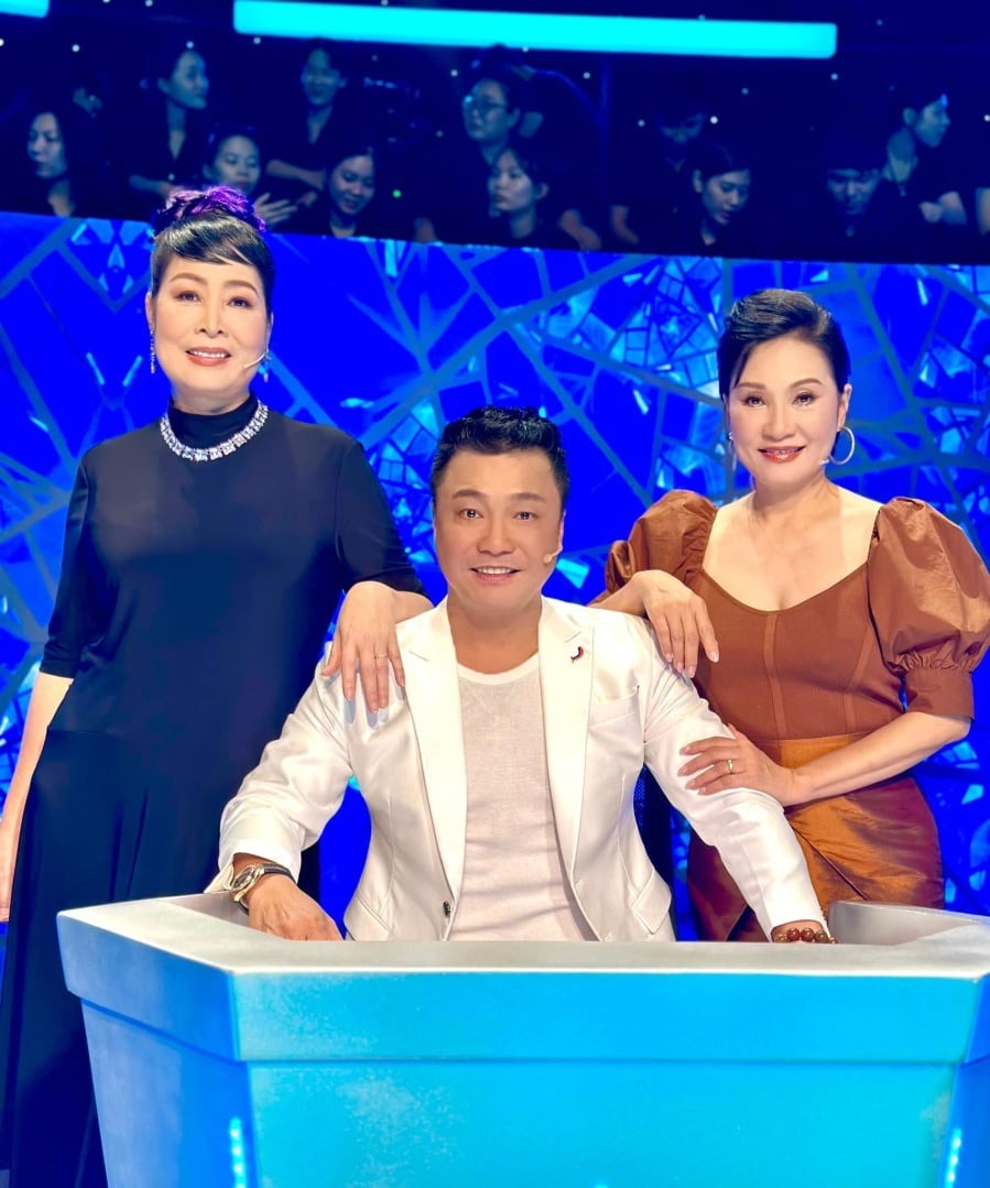 Hồng Đào và Lý Hùng trẻ đến ngỡ ngàng sau bao nhiêu năm rời xa màn ảnh. Ảnh FBNV Hồng Đào và Lý Hùng trẻ đến ngỡ ngàng sau bao nhiêu năm rời xa màn ảnh. Ảnh FBNV