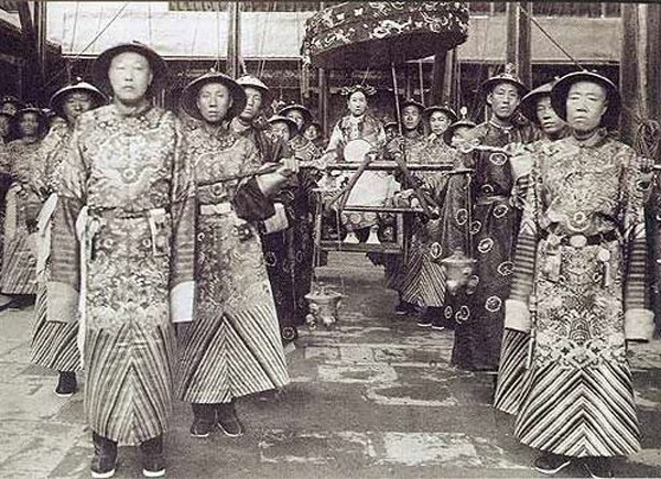 Từ Hi Thái hậu vào cung thông qua cuộc tuyển chọn tú nữ và trở thành Lan Quý nhân. Sau khi sinh được người con trai duy nhất cho hoàng đế, bà được tấn phong làm Quý phi. Ảnh minh họa Từ Hi Thái hậu vào cung thông qua cuộc tuyển chọn tú nữ và trở thành Lan Quý nhân. Sau khi sinh được người con trai duy nhất cho hoàng đế, bà được tấn phong làm Quý phi. Ảnh minh họa