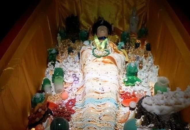 Từ Hi Thái hậu mang theo rất nhiều vàng bạc châu báu sang thế giới bên kia sau khi sống một đời xa hoa. Ảnh internet Từ Hi Thái hậu mang theo rất nhiều vàng bạc châu báu sang thế giới bên kia sau khi sống một đời xa hoa. Ảnh internet