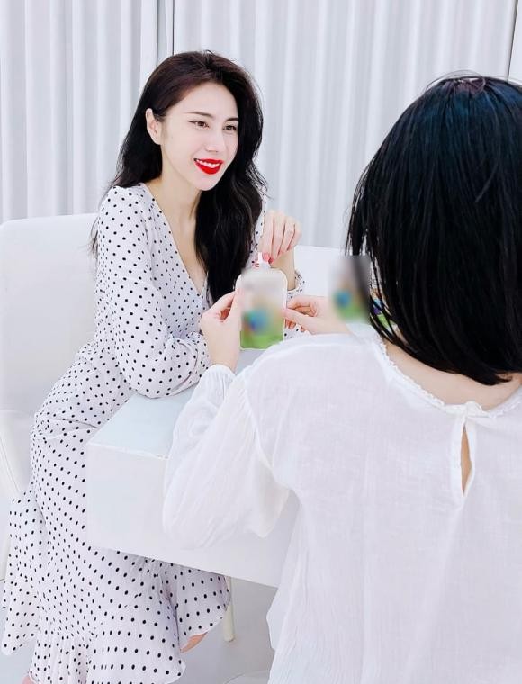 Con gái Thủy Tiên từ phía sau cho thấy cao lớn phổng phao. Ảnh FBNV Con gái Thủy Tiên từ phía sau cho thấy cao lớn phổng phao. Ảnh FBNV