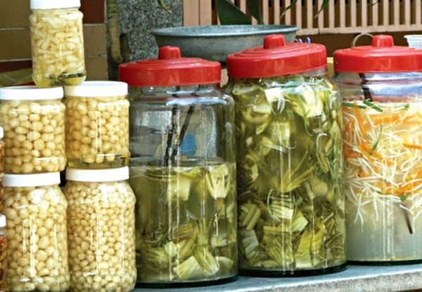Dưa muối là loại rau ăn kèm đưa cơm, ngon miệng nhưng nếu ăn nhiều sẽ gây hại cho sức khỏe. Ảnh internet Dưa muối là loại rau ăn kèm đưa cơm, ngon miệng nhưng nếu ăn nhiều sẽ gây hại cho sức khỏe. Ảnh internet