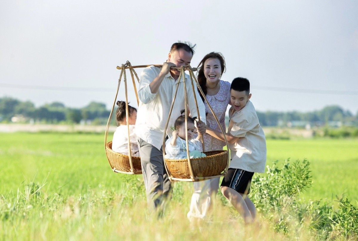 Chồng Vy Oanh lần đầu phá lệ đóng MV cùng vợ và các con. Ảnh internet Chồng Vy Oanh lần đầu phá lệ đóng MV cùng vợ và các con. Ảnh internet