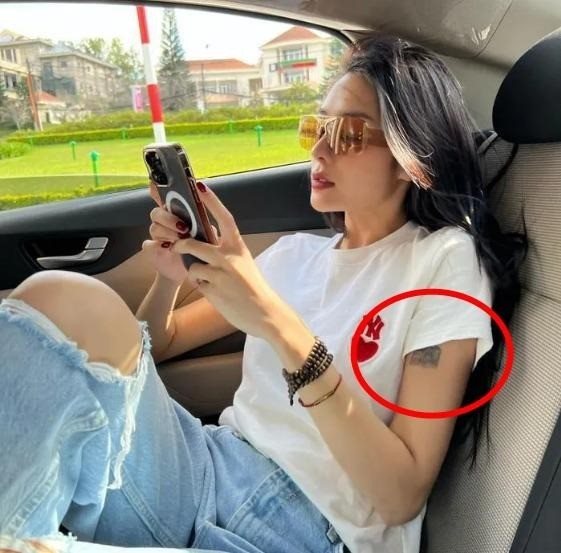 Ngoài đời thường, Á hậu Hồng Hạnh sở hữu hình xăm ở cánh tay. Ảnh internet Ngoài đời thường, Á hậu Hồng Hạnh sở hữu hình xăm ở cánh tay. Ảnh internet