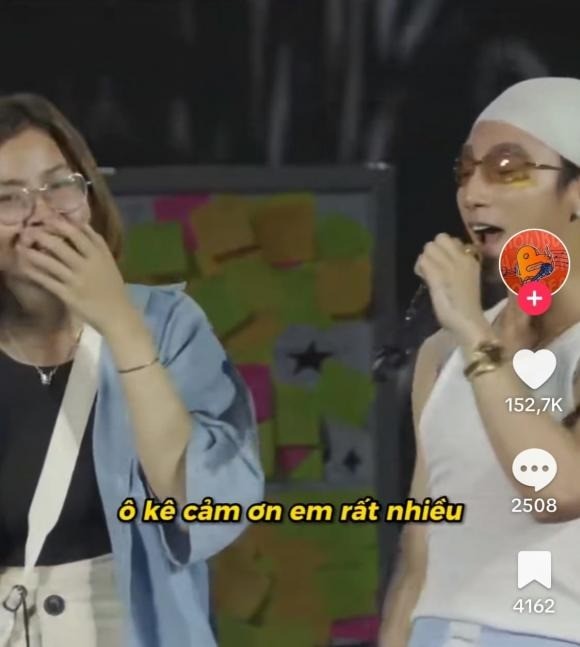 Sơn Tùng có hành động tinh tế dành cho fan nữ, nói 1 câu khiến cô gái rung động - Ảnh 1 Sơn Tùng có hành động tinh tế dành cho fan nữ, nói 1 câu khiến cô gái rung động - Ảnh 1