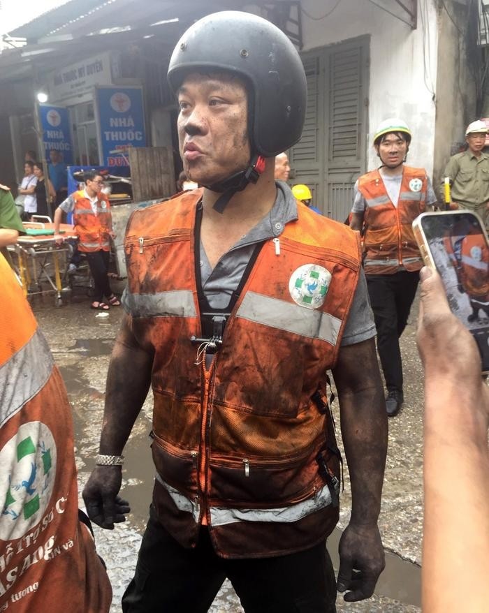 Anh Phạm Quốc Việt và thành viên trong đội. Ảnh: báo Thanh Niên