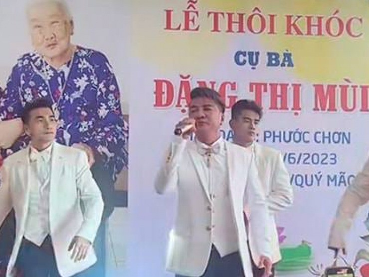 Đàm Vĩnh Hưng nhận cát-xê 0 đồng trong lễ thôi khóc. Ảnh internet Đàm Vĩnh Hưng nhận cát-xê 0 đồng trong lễ thôi khóc. Ảnh internet