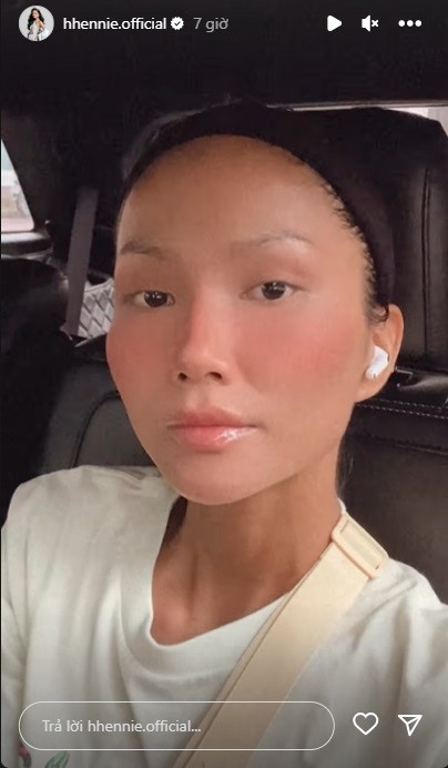 Làn da mịn màng nhưng đường lông mày mờ nhạt khiến H'Hen Niê kém sắc. Ảnh IGNV