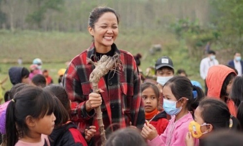 H'Hen Niê chăm chỉ đi từ thiện. Ảnh internet