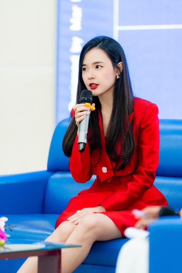 Midu lên đồ chuẩn nữ giảng viên thanh lịch, đẹp phát sáng - Ảnh 2 Midu lên đồ chuẩn nữ giảng viên thanh lịch, đẹp phát sáng - Ảnh 2