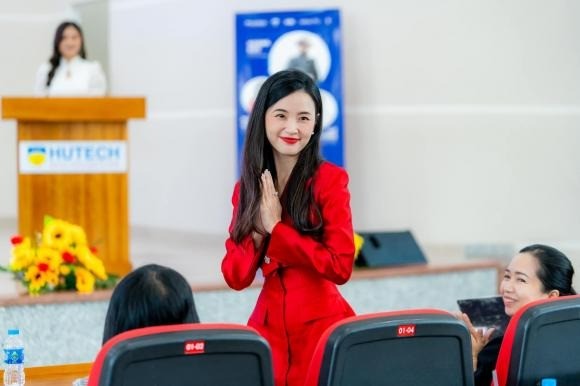 Midu lên đồ chuẩn nữ giảng viên thanh lịch, đẹp phát sáng - Ảnh 1 Midu lên đồ chuẩn nữ giảng viên thanh lịch, đẹp phát sáng - Ảnh 1