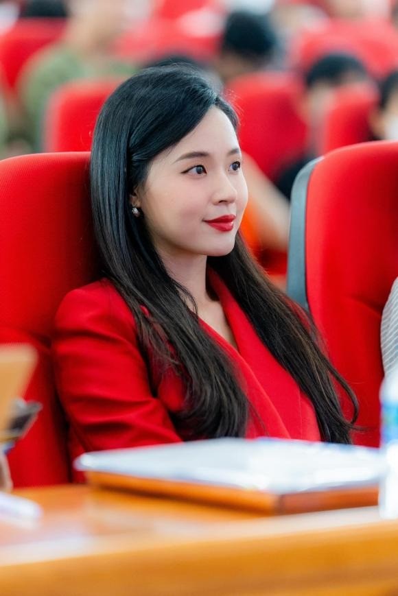 Midu đẹp phát sáng tại sự kiện. Ảnh FBNV Midu đẹp phát sáng tại sự kiện. Ảnh FBNV