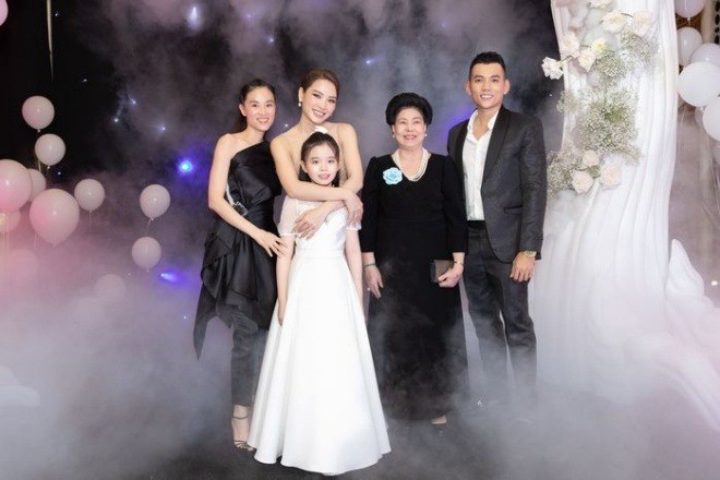 Mẹ chồng cũ đến chúc phúc cho Phương Trinh Jolie. Ảnh internet Mẹ chồng cũ đến chúc phúc cho Phương Trinh Jolie. Ảnh internet