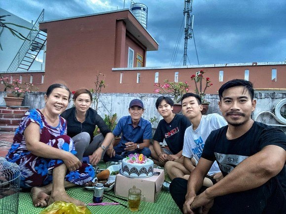 Thanh Bình thường xuyên đến thăm nhà mẹ vợ cũ. Ảnh internet Thanh Bình thường xuyên đến thăm nhà mẹ vợ cũ. Ảnh internet