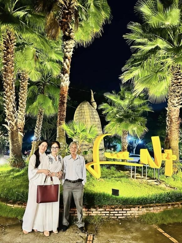 Nhật Kim Anh thân thiết với bố mẹ chồng cũ sau ly hôn. Ảnh FBNV Nhật Kim Anh thân thiết với bố mẹ chồng cũ sau ly hôn. Ảnh FBNV