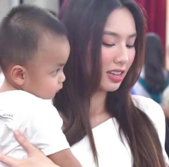 Hoa hậu Thùy Tiên khoe con trai út mình nhận nuôi. Ảnh internet