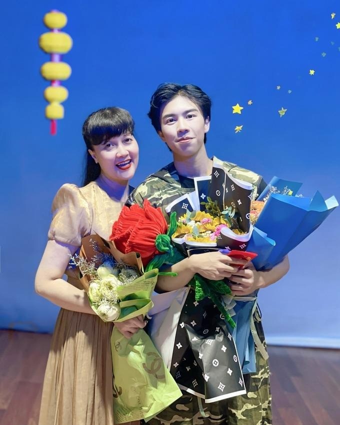 Hiếm hoi nghệ sĩ Vân Dung khoe ảnh bên con trai. Ảnh FBNV Hiếm hoi nghệ sĩ Vân Dung khoe ảnh bên con trai. Ảnh FBNV