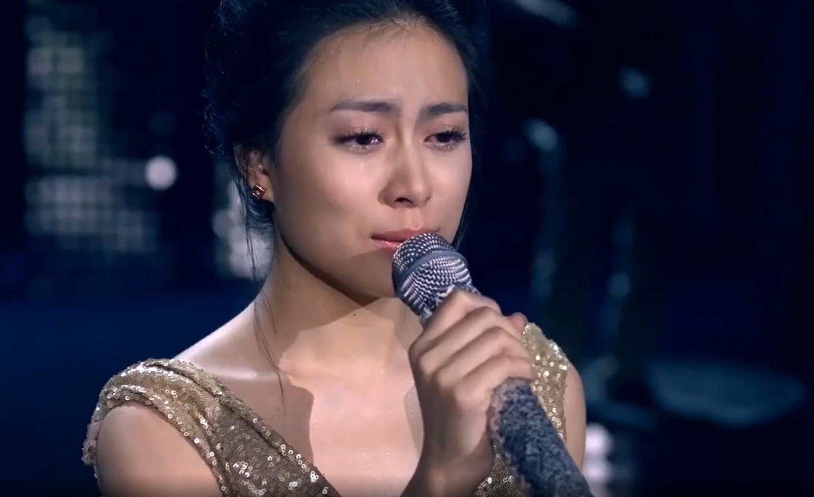 Hoàng Thùy Linh từng bật khóc vì sự cố clip. Ảnh internet