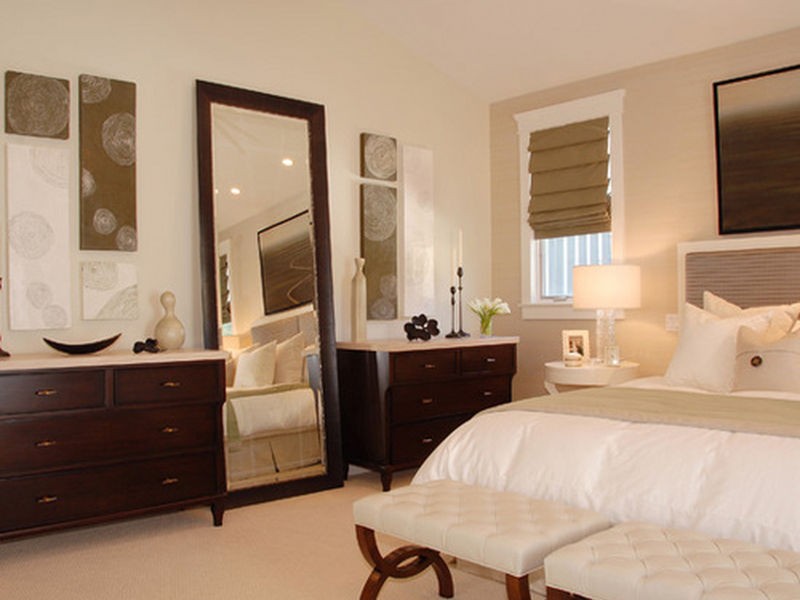 Không nên để gương đầu giường ngủ. Ảnh internet