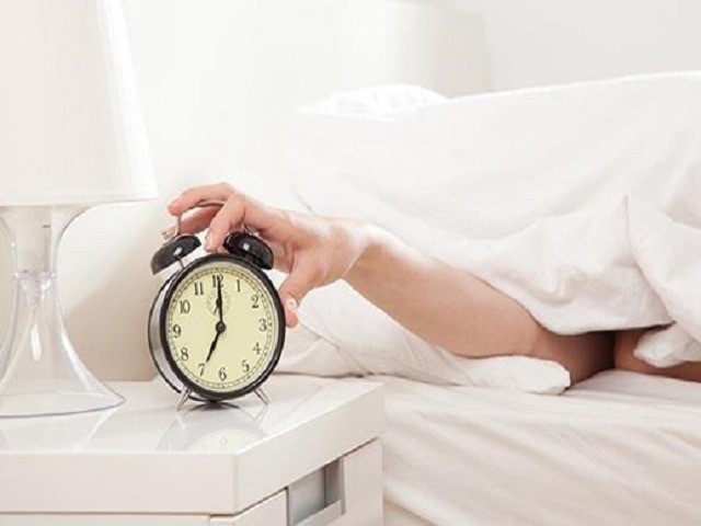 Không để đồng hồ báo thức ở đầu giường. Ảnh internet