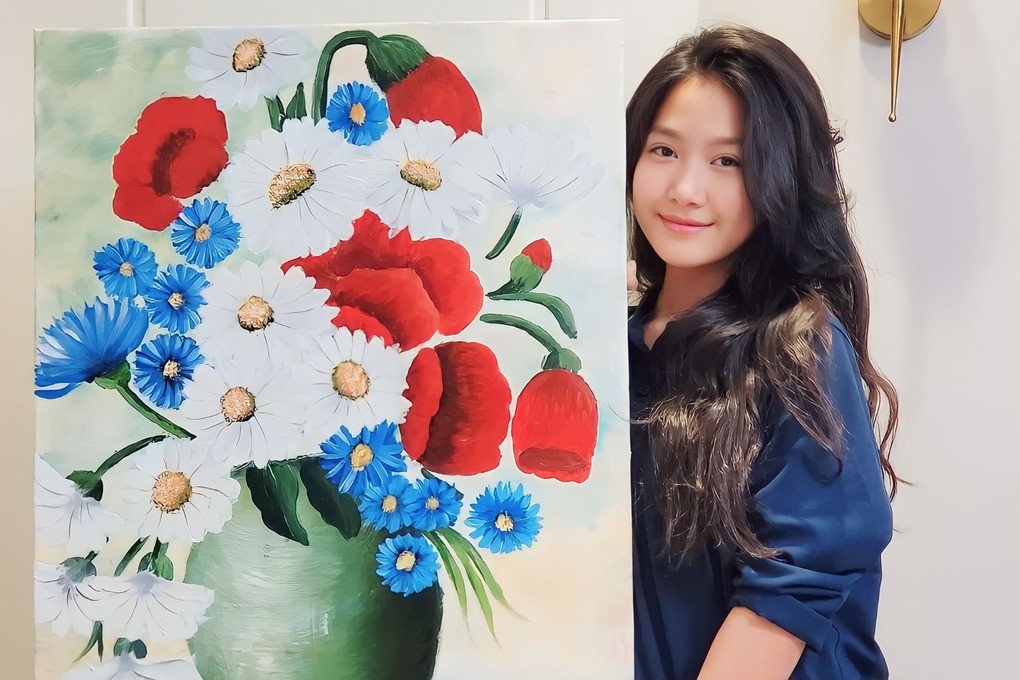 Con gái Mạnh Trường giờ đây đã là một thiếu nữ xinh đẹp không chỉ học giỏi mà còn có khả năng hội họa ấn tượng. Ảnh FBNV