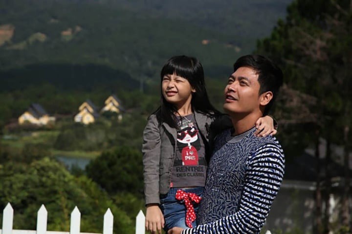 Con gái MC Phan Anh nhanh chóng nhận được sự yêu mến từ khán giả truyền hình bởi vẻ ngoài đáng yêu, sự thông minh và tính cách có phần nhút nhát. Ảnh internet Con gái MC Phan Anh nhanh chóng nhận được sự yêu mến từ khán giả truyền hình bởi vẻ ngoài đáng yêu, sự thông minh và tính cách có phần nhút nhát. Ảnh internet