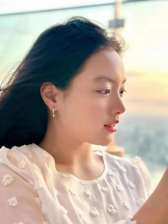 Nhan sắc xinh như thiên thần của Suti hiện tại. Ảnh FBNV Nhan sắc xinh như thiên thần của Suti hiện tại. Ảnh FBNV