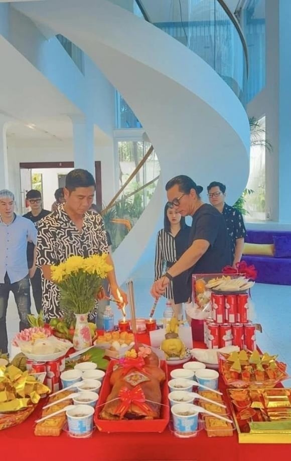 Hồ Hoài Anh vẫn âm thầm hoạt động nghệ thuật, giữ thói quen với đam mê âm nhạc. Ảnh internet Hồ Hoài Anh vẫn âm thầm hoạt động nghệ thuật, giữ thói quen với đam mê âm nhạc. Ảnh internet