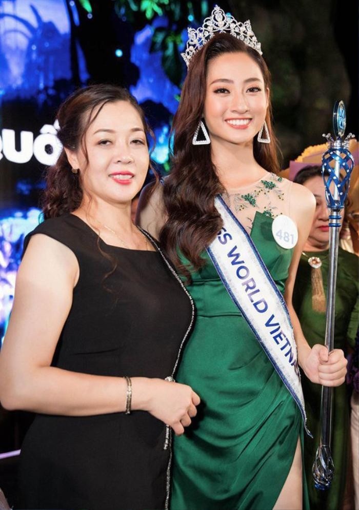 Mẹ Lương Thùy Linh là người rất khắt khe với con. Ảnh internet Mẹ Lương Thùy Linh là người rất khắt khe với con. Ảnh internet