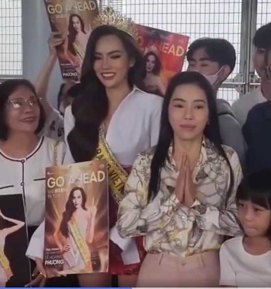 Dì Dung phải chắp tay, ngượng ngùng khi phát hiện ra sự kém tinh tế của mình. Ảnh cắt từ clip Dì Dung phải chắp tay, ngượng ngùng khi phát hiện ra sự kém tinh tế của mình. Ảnh cắt từ clip