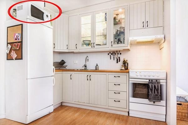 Không để đồ điện trên nóc tủ lạnh. Ảnh internet