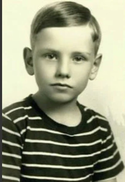 Warren Buffett sinh ngày 30 tháng 8 năm 1930 tại Omaha, Nebraska, Hoa Kỳ. Ảnh internet Warren Buffett sinh ngày 30 tháng 8 năm 1930 tại Omaha, Nebraska, Hoa Kỳ. Ảnh internet
