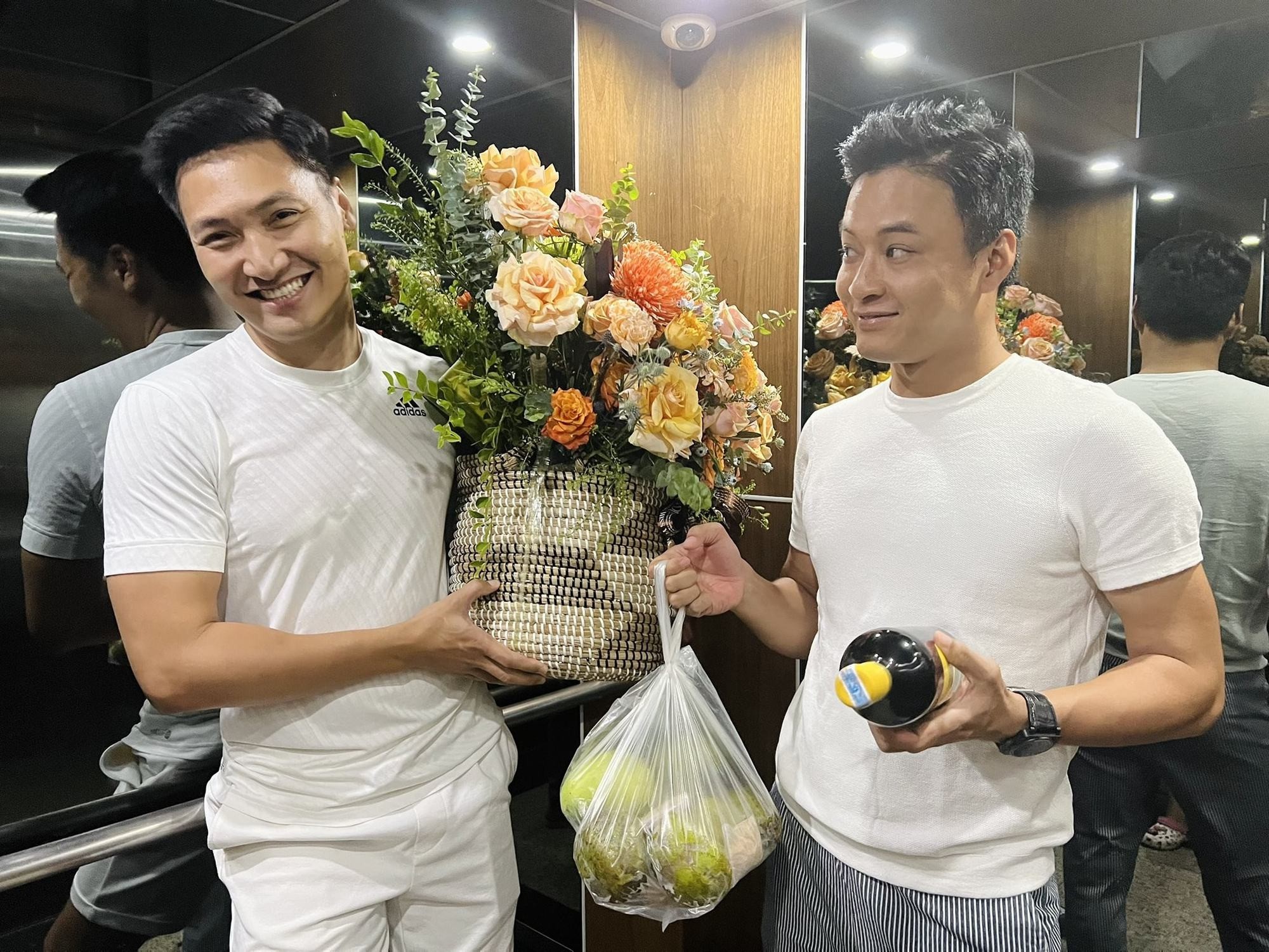 Mạnh Trường tặng quà Hồng Đăng trong dịp sinh nhật năm ngoái. Ảnh FBNV Mạnh Trường tặng quà Hồng Đăng trong dịp sinh nhật năm ngoái. Ảnh FBNV