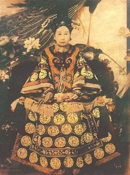 Từ Hi Thái hậu, một nhân vật quyền lực với 48 năm 'buông rèm nhiếp chính' và gây ra nhiều tranh cãi. Ảnh internet Từ Hi Thái hậu, một nhân vật quyền lực với 48 năm 'buông rèm nhiếp chính' và gây ra nhiều tranh cãi. Ảnh internet