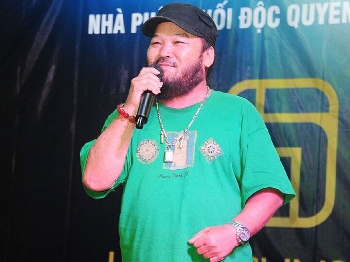 Để mưu sinh, Lê Quang không ngại làm đủ mọi thứ việc như chạy xe ôm, gom vải vụn và đi hát hội chợ. Ảnh internet Để mưu sinh, Lê Quang không ngại làm đủ mọi thứ việc như chạy xe ôm, gom vải vụn và đi hát hội chợ. Ảnh internet