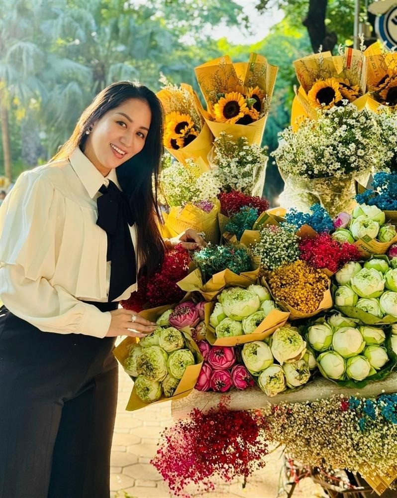 Dù chưa lấy lại vóc dáng nhưng Khánh Thi vẫn tỏa sáng với vẻ đẹp đầy sức sống. Ảnh FBNV Dù chưa lấy lại vóc dáng nhưng Khánh Thi vẫn tỏa sáng với vẻ đẹp đầy sức sống. Ảnh FBNV