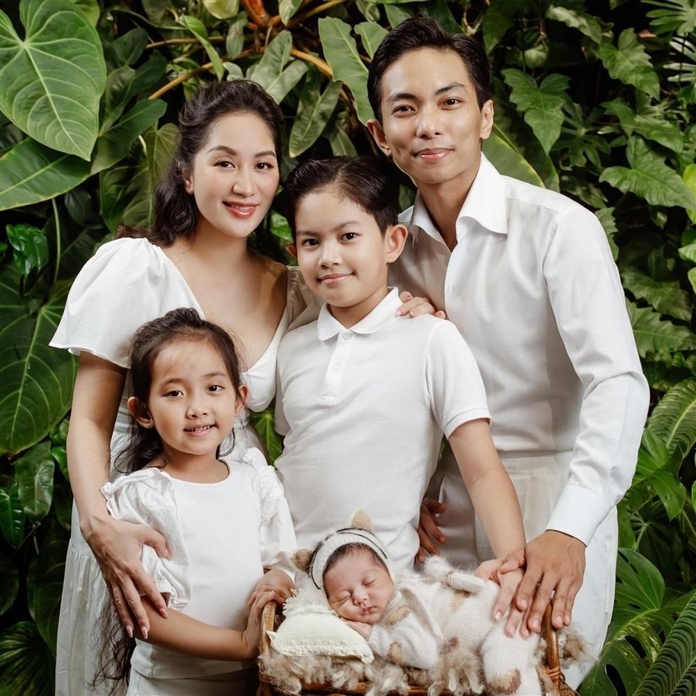 Gia đình hạnh phúc của Khánh Thi - Phan Hiển. Ảnh FBNV Gia đình hạnh phúc của Khánh Thi - Phan Hiển. Ảnh FBNV